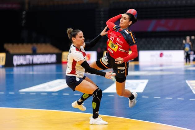 Fernanda Insfran Mora Paraguay in a duel with Elba Torrado lvarez Spain , Spain vs Paraguay, Handball, IHF Womens Handball World Championship, Matchday 01, 26 11 2025 Spain vs Paraguay, Handball, IHF Womens Handball World Championship, Matchday 01, 26 11 2025 Copyright: xEibner-Pressefoto AlexanderxNeisx EP_ANS