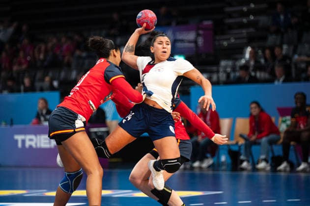 FERNANDEZ ESTIGARRIBIA Maria (14 Paraguay) attempts a breakthrough during the IHF Women s Handball World Championship, WM, Weltmeisterschaft game between Spain and Paraguay at the SWT Arena in Trier, Germany Copyright: xMartinxPitschx xSPPx Sportspressphoto_SPR65984