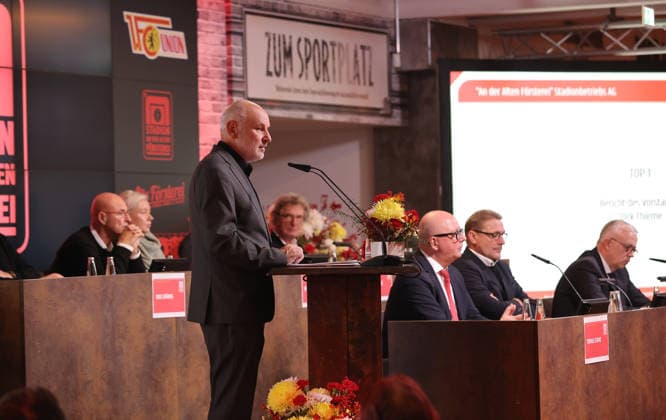 v.l. Dirk Thieme (Vorstandsvorsitzender), Thomas Stäpke, Oskar Kosche (Vorstand), Präsident Dirk Zingler Hauptversammlung der An der Alten Försterei Stadionbetriebs AG Fußball Fussball Bundesliga Herren DFL Saison 2025 2026 26.11.2025 1.FC Union Berlin FCU