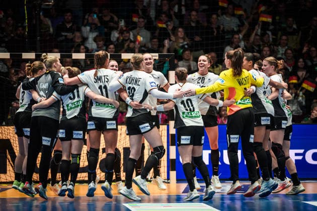 German national handball team celebrating after home win in Stuttgart GER, Germany Iceland, Handball World Championship, Preliminary Round, Group C, 26 11 2025 GER, Germany Iceland, Handball World Championship, Preliminary Round, Group C, 26 11 2025 Stuttgart Copyright: xSandyxDinkelackerx EP_SDR