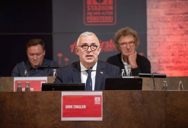 Soccer, Men, Season 2025 2026, 1 Bundesliga, 1 FC Union Berlin, 14 Annual General Meeting of An der Alten Försterei Stadionbetriebs AG, in front Dirk Zingler, Head of the Supervisory Board of Stadionbetriebs AG and President of e V , in the back from left Holger Keye Tinko, Supervisory Board of Stadionbetriebs AG , Michael Kölmel Supervisory Board of Stadionbetriebs AG , 26 11 2025, Copyright: xMatthiasxKochx