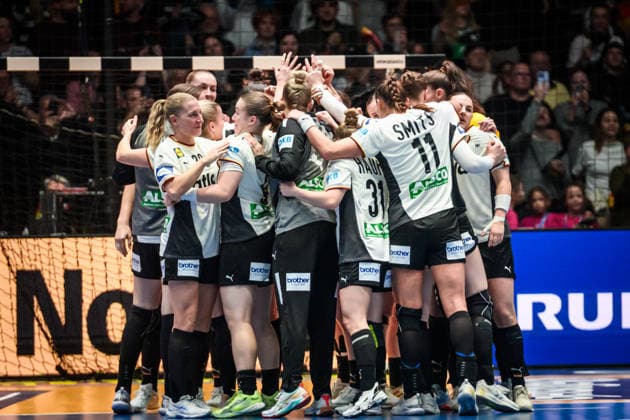 German national handball team team circle, team spirit GER, Germany Iceland, Handball World Championship, preliminary round, group C, 26 11 2025 GER, Germany Iceland, Handball World Championship, preliminary round, group C, 26 11 2025 Stuttgart Copyright: xSandyxDinkelackerx EP_SDR