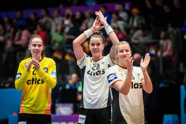 Emily Vogel Germany, 20 , center and team rejoice after home win in Stuttgart GER, Germany Iceland, Handball World Championship, Preliminary Round, Group C, 26 11 2025 GER, Germany Iceland, Handball World Championship, Preliminary Round, Group C, 26 11 2025 Stuttgart Copyright: xSandyxDinkelackerx EP_SDR