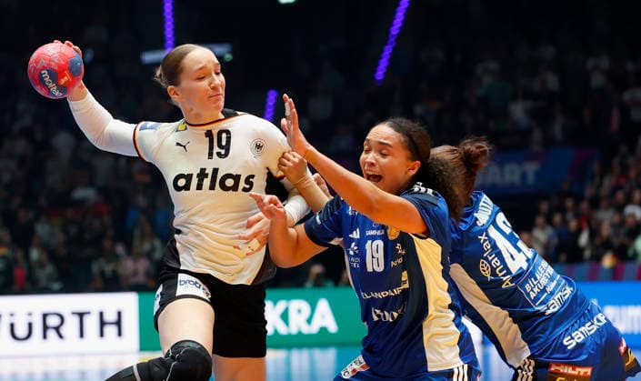 l r Nieke Kuehne DHB, 19 , Lovisa Thompson Iceland, 19 and Matthildur Jonsdottir Iceland, 43 , Womens Handball World Championship 2025, Germany Iceland, GER, Stuttgart, Porsche Arena Copyright: HMBxMedia xHeikoxBecker