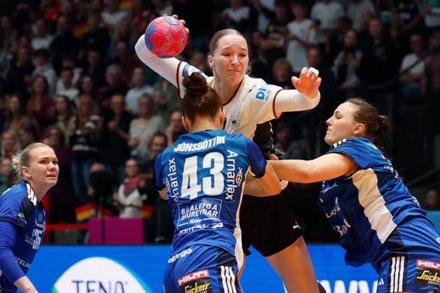 l r Matthildur Jonsdottir Iceland, 43 , Nieke Kuehne DHB, 19 and Diana Magnusdottir Iceland, 7 , Womens Handball World Championship 2025, Germany Iceland, GER, Stuttgart, Porsche Arena Copyright: HMBxMedia xHeikoxBecker