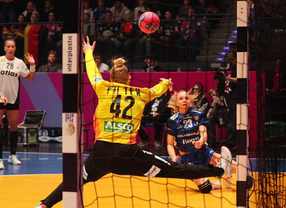 26 11 2025, Germany, Stuttgart, F27th IHF Womens World Championship 2025, Germany vs Iceland, v l Katharina Filter GER , Dana Gudmundsdottir ISL