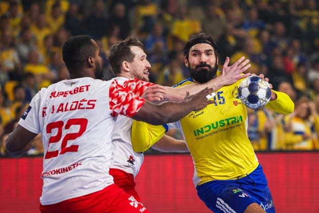 Kielce 26.11.2025. Pilka reczna liga mistrzow sezon 2025 2026 kolejka 10 mecz : Industria Kielce - Dynamo Bukareszt --- Handball EHF Champions League season 2025 2026 match : Industria Kielce - Dinamo Bucuresti nz jorge maqueda peno pedro veitia valdes Fot. Igor Jakubowski Arena Akcji NEWSPIX.PL --- newspix.pl 