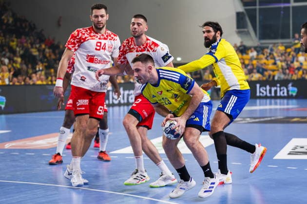 Kielce 26.11.2025. Pilka reczna liga mistrzow sezon 2025 2026 kolejka 10 mecz : Industria Kielce - Dynamo Bukareszt --- Handball EHF Champions League season 2025 2026 match : Industria Kielce - Dinamo Bucuresti nz arkadiusz moryto robert mihai militaru Fot. Igor Jakubowski Arena Akcji NEWSPIX.PL --- newspix.pl 