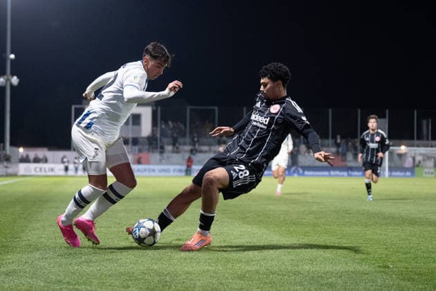 26 11 2025, xhfmx, Football UEFA Youth League, Eintracht Frankfurt Aatalanta Bergamo v l Samir Mouisse Atalanta Bergamo and Akram Ayadi Eintracht Frankfurt in duel DFL DFB REGULATIONS PROHIBIT ANY USE OF PHOTOGRAPHS as IMAGE SEQUENCES and or QUASI VIDEO Dreieich