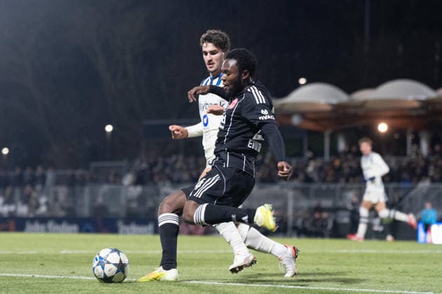 26 11 2025, xhfmx, Football UEFA Youth League, Eintracht Frankfurt Aatalanta Bergamo v l Derek Boakye Osei Eintracht Frankfurt clarifies before Dion Cakolli Atalanta Bergamo DFL DFB REGULATIONS PROHIBIT ANY USE OF PHOTOGRAPHS as IMAGE SEQUENCES and or QUASI VIDEO Dreieich