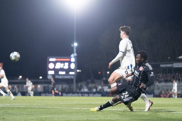 26 11 2025, xhfmx, Football UEFA Youth League, Eintracht Frankfurt Aatalanta Bergamo v l Derek Boakye Osei Eintracht Frankfurt clarifies before Dion Cakolli Atalanta Bergamo DFL DFB REGULATIONS PROHIBIT ANY USE OF PHOTOGRAPHS as IMAGE SEQUENCES and or QUASI VIDEO Dreieich