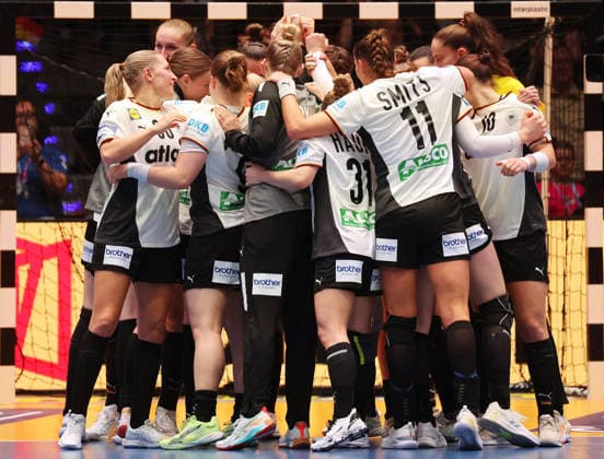 26 11 2025, Germany, Stuttgart, F27th IHF Womens World Championship 2025, Germany vs Iceland, cheering, final cheer GER