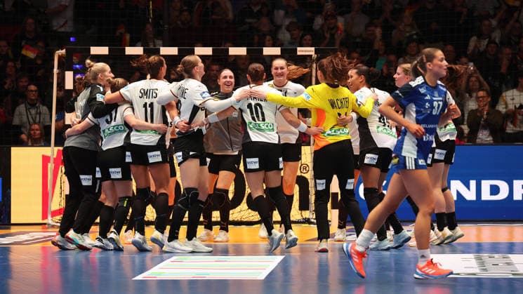 26 11 2025, Germany, Stuttgart, F27th IHF Womens World Championship 2025, Germany vs Iceland, cheering, final cheer GER