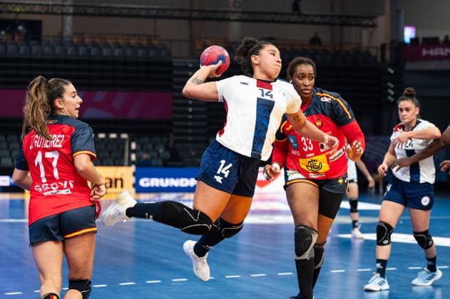FERNANDEZ ESTIGARRIBIA Maria (14 Paraguay) takes a shot at goal during the IHF Women s Handball World Championship, WM, Weltmeisterschaft game between Spain and Paraguay at the SWT Arena in Trier, Germany Copyright: xMartinxPitschx xSPPx Sportspressphoto_SPR65987
