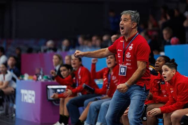 Ambrosio Jose Cedres Martin Coach Spain on the touchline, Spain vs Paraguay, Handball, IHF Womens Handball World Championship, Matchday 01, 26 11 2025 Spain vs Paraguay, Handball, IHF Womens Handball World Championship, Matchday 01, 26 11 2025 Copyright: xEibner-Pressefoto AlexanderxNeisx EP_ANS