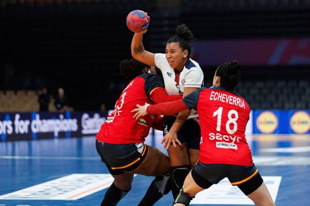 Maria Fernandez Estigarribia Paraguay in a duel with Alicia Cissokoh Gassama Spain and Maitane Martinez Echeverria Spain , Spain vs Paraguay, Handball, IHF Womens Handball World Championship, Matchday 01, 26 11 2025 Spain vs Paraguay, Handball, IHF Womens Handball World Championship, Matchday 01, 26 11 2025 Copyright: xEibner-Pressefoto AlexanderxNeisx EP_ANS
