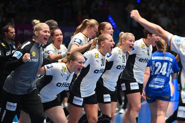 Final cheer team photo, team, team, team photo GER, cheering, joy, enthusiasm, from left goalkeeper Katharina FILTER GER , Lisa Carolin ANTL GER , Jenny BEHREND GER , Antje DOELL GER , Alina GRIJSEELS GER , Handball World Championship 2025, preliminary round Germany Iceland 32 25 Handball World Championship Women v 26 11 14 12 2025, on 26 11 2025 PORSCHE ARENA Stuttgart, 27th IHF Women s World Chamionships The Netherlands and Germany