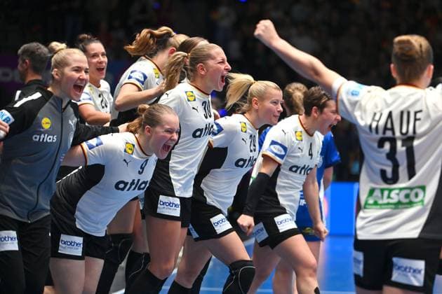 Final cheer team photo, team, team, team photo GER, cheering, joy, enthusiasm, from left goalkeeper Katharina FILTER GER , Lisa Carolin ANTL GER , Jenny BEHREND GER , Antje DOELL GER , Handball World Championship 2025, preliminary round Germany Iceland 32 25 Handball World Championship Women v 26 11 14 12 2025, on 26 11 2025 PORSCHE ARENA Stuttgart, 27th IHF Women s World Chamionships The Netherlands and Germany