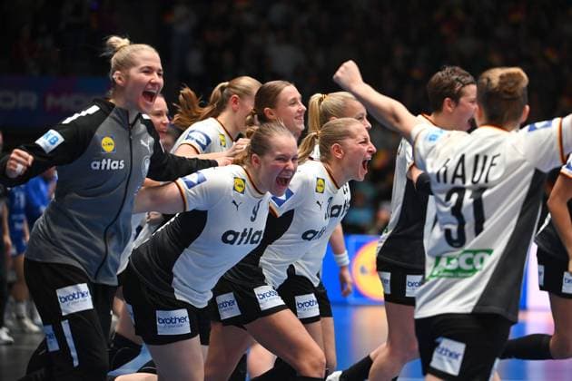 Final cheer team photo, team, team, team photo GER, cheering, joy, enthusiasm, from left goalkeeper Katharina FILTER GER , Lisa Carolin ANTL GER ,Jenny BEHREND GER , Handball World Championship 2025, preliminary round Germany Iceland 32 25 Women s Handball World Championship v 26 11 14 12 2025, on 26 11 2025 PORSCHE ARENA Stuttgart, 27th IHF Women s World Chamionships The Netherlands and Germany