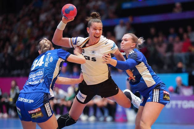 Germany Iceland, IHF Womens Handball World Championship Emily Vogel Germany at the circle preliminary round match of the Womens Handball World Championship between Germany and Iceland on November 26, 2025 at the Porsche Arena in Stuttgart , Stuttgart Baden Württemberg Germany Porsche Arena