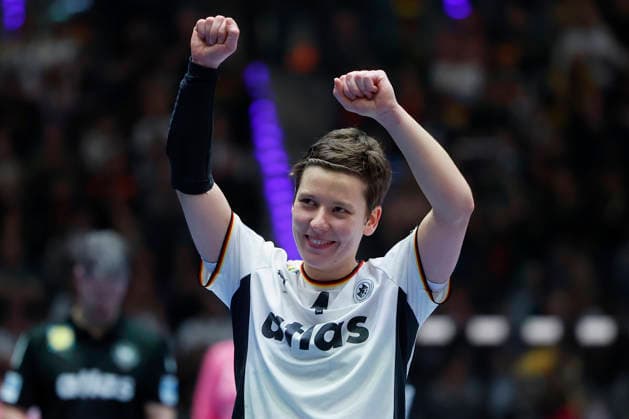 l r Alina Grijseels DHB, 4 cheers after the victory against Iceland, celebrates after the victory against Iceland 26 11 2025, 27TH IHF Womens Handball World Championship 2025, Germany Iceland, GER, Stuttgart, Porsche Arena Copyright: HMBxMedia xHeikoxBecker