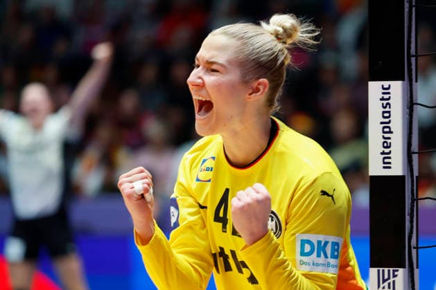 l r Torwartin, Goalkeeper Katharina Filterr DHB, 42 jubiliert nach dem Sieg gegen Iceland, celebrates after the victory against Iceland 26 11 2025, 27TH IHF Womens Handball World Championship 2025, Germany Iceland, GER, Stuttgart, Porsche Arena Copyright: HMBxMedia xHeikoxBecker