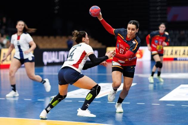 Fernanda Insfran Mora Paraguay in a duel with Elba Aorrado Alvarez Spain , Spain vs Paraguay, Handball, IHF Womens Handball World Championship, Matchday 01, 26 11 2025 Spain vs Paraguay, Handball, IHF Womens Handball World Championship, Matchday 01, 26 11 2025 Copyright: xEibner-Pressefoto AlexanderxNeisx EP_ANS