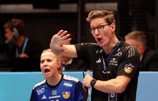 26 11 2025, Germany, Stuttgart, F27th IHF Womens World Championship 2025, Germany vs Iceland, ISL coach Arnar Petursson