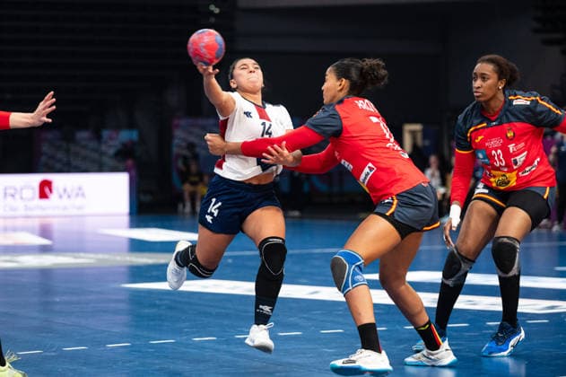 FERNANDEZ ESTIGARRIBIA Maria (14 Paraguay) in a duel with ARROYO PIMIENTA Carmen (70 Spain) during the IHF Women s Handball World Championship, WM, Weltmeisterschaft game between Spain and Paraguay at the SWT Arena in Trier, Germany Copyright: xMartinxPitschx xSPPx Sportspressphoto_SPR65990