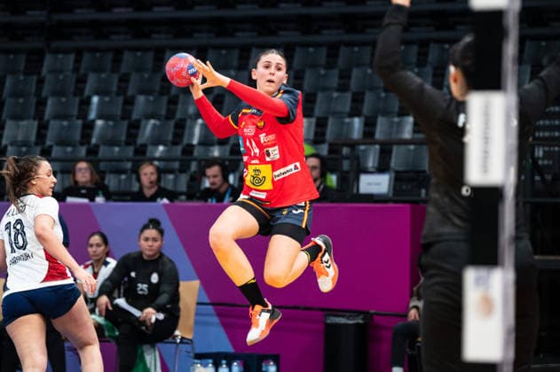 VEGUÉ I PENA Ona (14 Spain) takes a shot at goal during the IHF Women s Handball World Championship, WM, Weltmeisterschaft game between Spain and Paraguay at the SWT Arena in Trier, Germany Copyright: xMartinxPitschx xSPPx Sportspressphoto_SPR65992