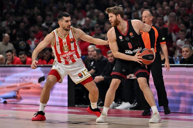 CRVENA ZVEZDA vs OLYMPIACOS THOMAS WALKUP, basketball player of Olympiacos, during Euroleague match against Crvena Zvezda, and OGNJEN DOBRIC, at Belgrade Arena. Belgrade, 26.11.2025 photo: MN Press photo BASKETBALL, EUROLEAGUE, CRVENA ZVEZDA, OLYMPIACOS Belgrade Belgrade Arena Serbia Copyright: xMarkoxMetlasx xMNxPressx