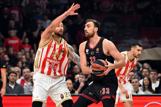 CRVENA ZVEZDA vs OLYMPIACOS NIKOLA MILUTINOV, basketball player of Olympiacos, during Euroleague match against Crvena Zvezda, and DONATAS MONTIEJUNAS, at Belgrade Arena. Belgrade, 26.11.2025 photo: MN Press photo BASKETBALL, EUROLEAGUE, CRVENA ZVEZDA, OLYMPIACOS Belgrade Belgrade Arena Serbia Copyright: xMarkoxMetlasx xMNxPressx
