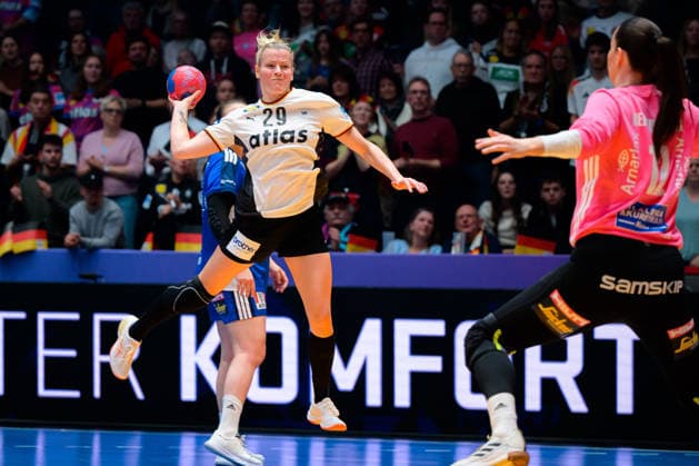 Handball, Womens World Championship, Group C Germany Iceland Antje Döll Doell Germany , Hafdis Renoetudottir Iceland Stuttgart Porsche Arena Baden Württemberg Germany