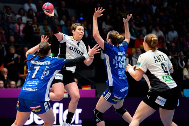 Handball, Womens World Championship, Group C Germany Iceland from left Diana Doegg Magnusdottir Iceland , Alina Grijseels Germany , Katrin Tinna Jensdottir Iceland , Lisa Antl Germany Stuttgart Porsche Arena Baden Württemberg Germany