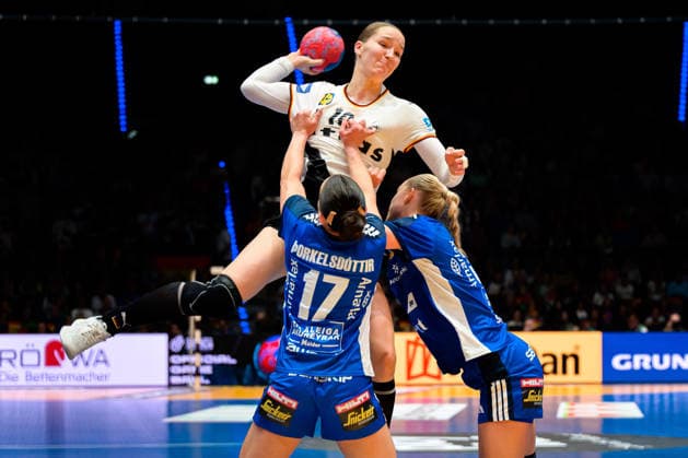 Handball, Womens World Championship, Group C Germany Iceland Nieke Kühne Kuehne Germany , Elin Klara Thorkelsdottir Iceland Stuttgart Porsche Arena Baden Württemberg Germany