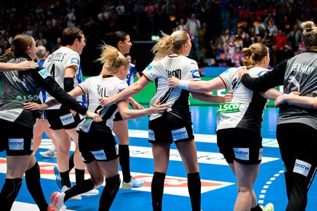 Handball, Womens World Championship, Group C Germany Iceland Final cheer Final cheer Emotion Joy Stuttgart Porsche Arena Baden Württemberg Germany