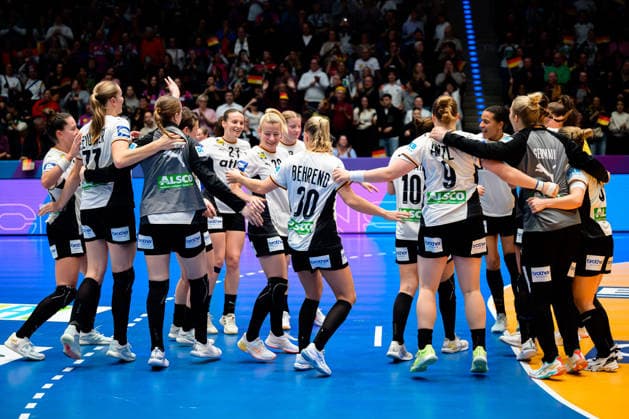 Handball, Womens World Championship, Group C Germany Iceland the team of Germany Final cheer Final cheer Emotion Joy Stuttgart Porsche Arena Baden Württemberg Germany