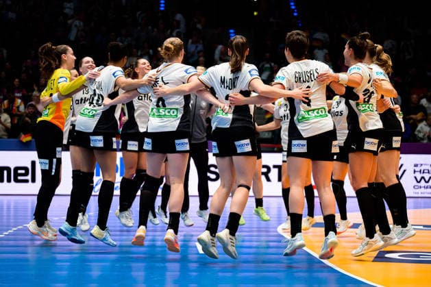 Handball, Womens World Championship, Group C Germany Iceland the team of Germany Final cheer Final cheer Emotion Joy Stuttgart Porsche Arena Baden Württemberg Germany