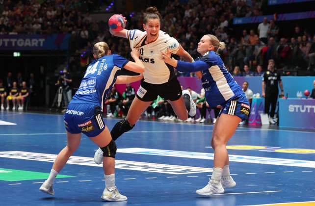 26 11 2025, Germany, Stuttgart, F27th IHF Womens World Championship 2025, Germany vs Iceland, v l Alfa Oddsdottir Hagalin ISL , Emily Vogel GER , Thorey Asgeiersdottir ISL