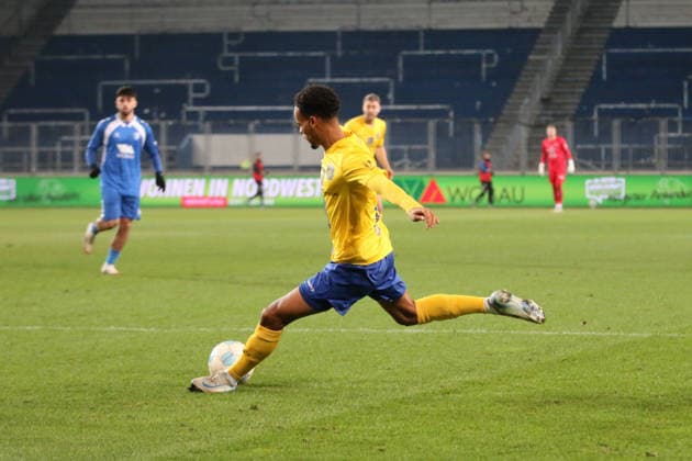 26 11 2025 Soccer Men 2025 2026 Regionalliga Nordost 17 Matchday 1 FC Magdeburg 1 FC Lokomotive Leipzig Avnet Arena Magdeburg Ayodele Adetula LOK, yellow on his goal for 0 3 Magdeburg Saxony Anhalt Germany