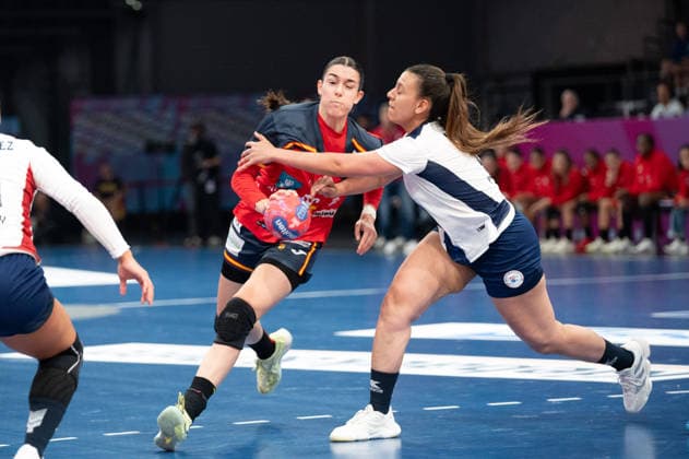 SOMAZA BOSCH Ester (19 Spain) in a duel with LUGO LARA Maggie (18 Paraguay) during the IHF Women s Handball World Championship, WM, Weltmeisterschaft game between Spain and Paraguay at the SWT Arena in Trier, Germany Copyright: xMartinxPitschx xSPPx Sportspressphoto_SPR65994