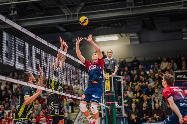 Volleyball Men ZOI DVV Cup 2025 26 Quarter-finals HELIOS GRIZZLYS Giesen vs SVG Lüneburg 26 11 2025 Santeri Välimaa 12 SVG Lüneburg passes the ball to