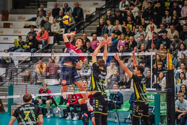 Volleyball Men ZOI DVV Cup 2025 26 Quarter-final HELIOS GRIZZLYS Giesen vs SVG Lüneburg 26 11 2025 Joscha Kunstmann 7 SVG Lüneburg against the block of Jakob Günthör 12 Helios Grizzlys Giesen