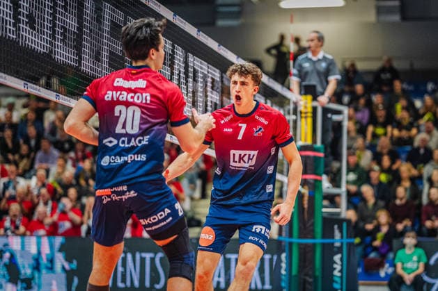 Volleyball Men ZOI DVV Cup 2025 26 Quarter-finals HELIOS GRIZZLYS Giesen vs SVG Lüneburg 26 11 2025 Joscha Kunstmann 7 SVG Lüneburg cheers with Ethan Champlin 20 SVG Lüneburg