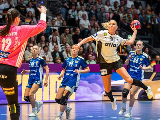 Jenny Behrend Germany, 30 on a speed counterattack in a duel with Kfdis Renoetudottir, Germany vs Iceland, Handball, World Championship, Women, Season 2025 2026, 26 11 2025, Germany vs Iceland, Handball, World Championship, Women, Season 2025 2026, 26 11 2025 Stuttgart Copyright: xEibner-Pressefoto MichaelxSchmidx EP_MST
