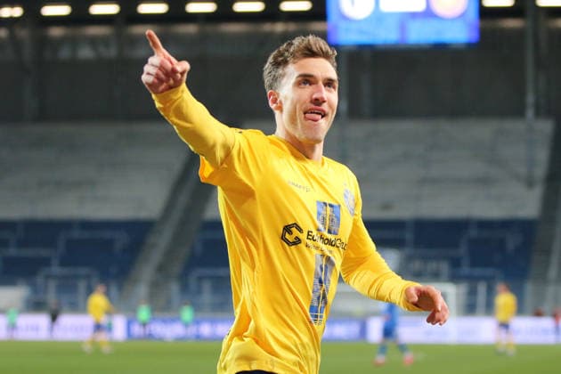 26 11 2025 Soccer Men 2025 2026 Regionalliga Nordost 17 Matchday 1 FC Magdeburg 1 FC Lokomotive Leipzig Avnet Arena Magdeburg Goal celebration of Jonas Arcalean LOK, yellow after his goal for 0 4 Magdeburg Saxony Anhalt Germany