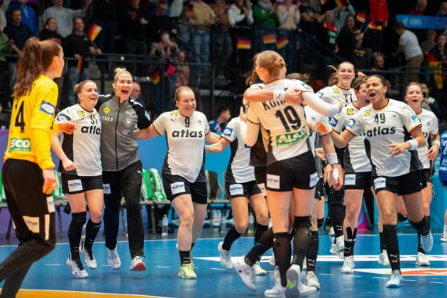 Handball I Women I World Championship I Preliminary round I 1 Matchday I Germany Iceland I 26 11 2025 Cheering after the win Alexia Hauf 31, Germany , Katharina Filter 42, Germany , Lisa Antl 9, Germany Stuttgart Porsche Arena Baden Württemberg Germany Copyright: xLobeca MaxxPetershansx
