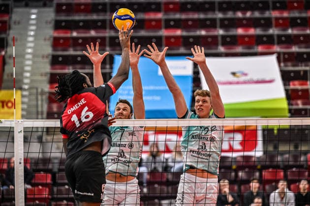 DVV Pokal MTV Ludwigsburg SWD powervolleys Dueren 26 11 2025 DVV Pokal, Volleyball, 1 Bundesliga, Herren, Saison 2025 26, Viertelfinale, Barock Volleys MTV Ludwigsburg in Rot Schwarz vs SWD powervolleys Dueren in Weiss Gruen , Nyherowo Omene, MTV vs 7 Jordan Alexander Canham and 12 Siebe Korenblek, Copyright: xBEAUTIFULxSPORTS TomxBlochx