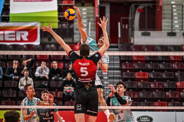DVV Pokal MTV Ludwigsburg SWD powervolleys Dueren 26 11 2025 DVV Pokal, Volleyball, 1 Bundesliga, Herren, Saison 2025 26, Viertelfinale, Barock Volleys MTV Ludwigsburg in Rot Schwarz vs SWD powervolleys Dueren in Weiss Gruen , 1 Kyle Paulson in attack against 5 Jan Huber, Copyright: xBEAUTIFULxSPORTS TomxBlochx