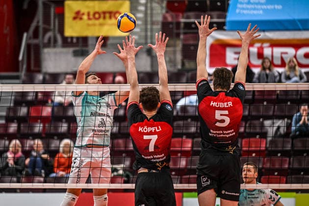 DVV Pokal MTV Ludwigsburg SWD powervolleys Dueren 26 11 2025 DVV Pokal, Volleyball, 1 Bundesliga, Herren, Saison 2025 26, Viertelfinale, Barock Volleys MTV Ludwigsburg in Rot Schwarz vs SWD powervolleys Dueren in Weiss Gruen , Jordan Alexander Canham left, bounces over the net, 7 Tim Köpfli and 5 Jan Huber in the block, Copyright: xBEAUTIFULxSPORTS TomxBlochx